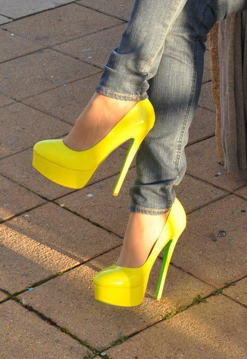 chaussure a talon jaune moutarde